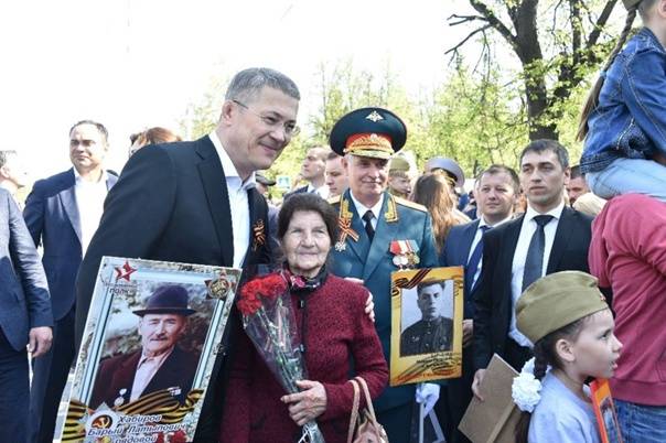 Радий Хабиров принял участие в шествии «Бессмертного полка»